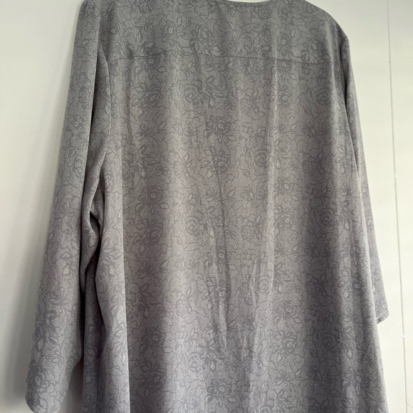 Violet & Claire Gray Floral Tunic Blouse Size 3X - Picture 8 of 9